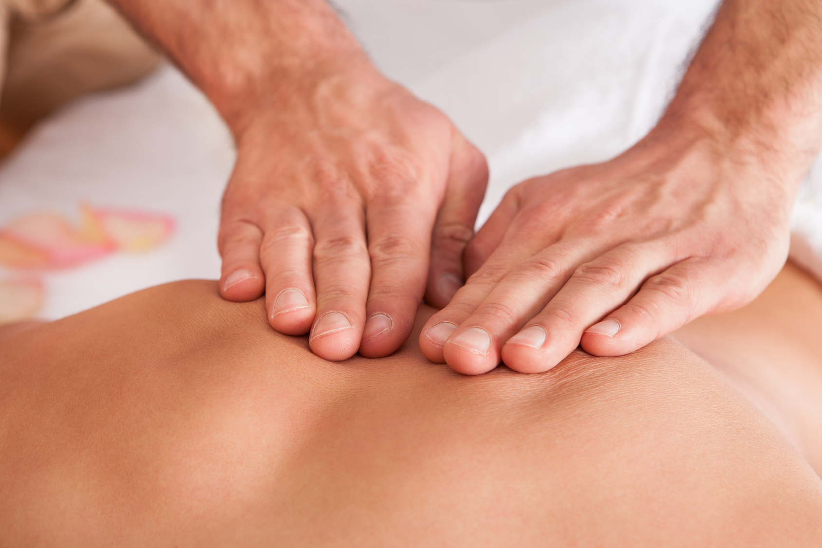 Entspannende Massage in ruhiger Atmosphäre